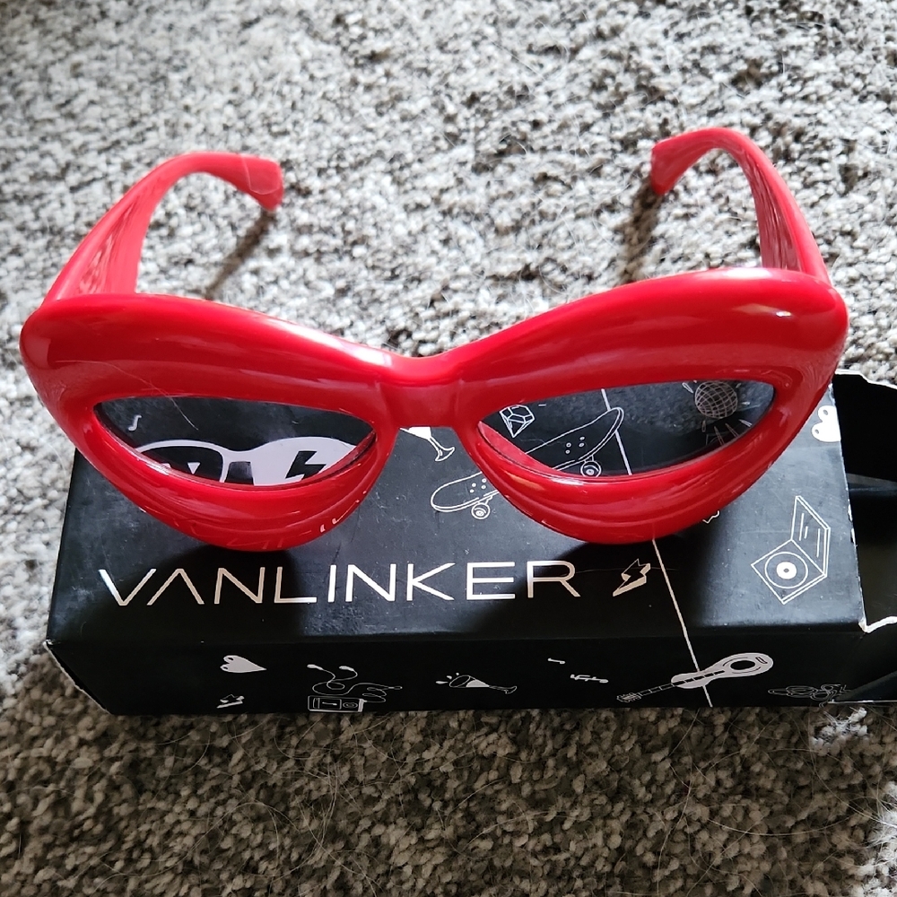 Vanlinker Red Cat Eye/50's Style Sunglasses